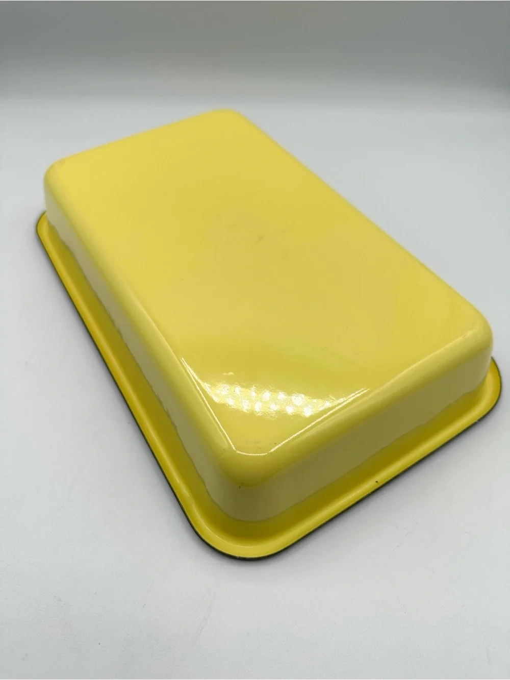 Enamel Bakeware coated pan. Yellow exterior, white inner & black trim.